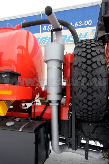 Выхлопная система нефтепромысловой автоцистерны за кабиной и вверх