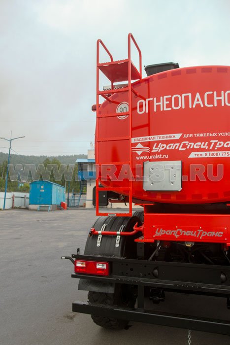Лестница на площадку обслуживания