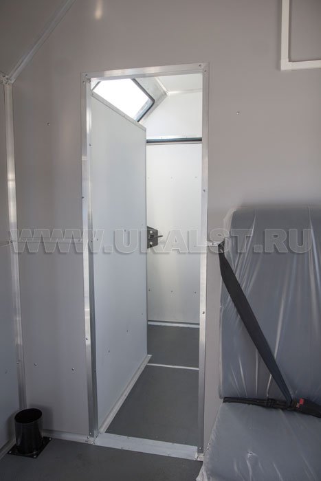 Вход в ремонтный отсек через пассажирский отсек