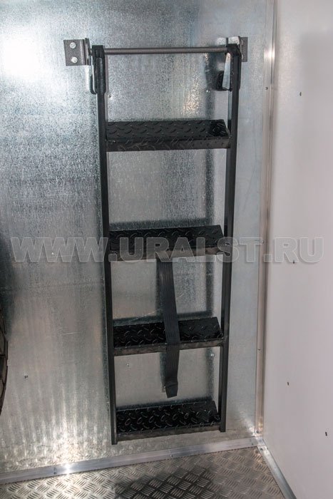 Транспортное положение лестницы для подъема в грузовой отсек