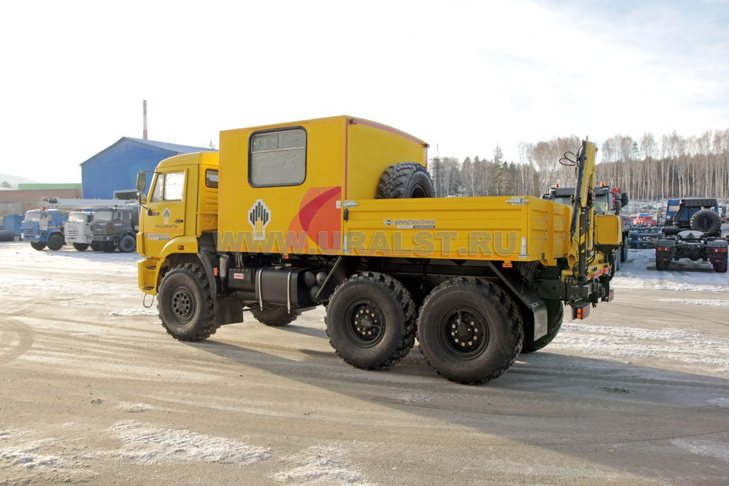 Автобус грузопассажирский на шасси Камаз 5350-42 с бортовой платформой и краном-манипулятором ИМ-20