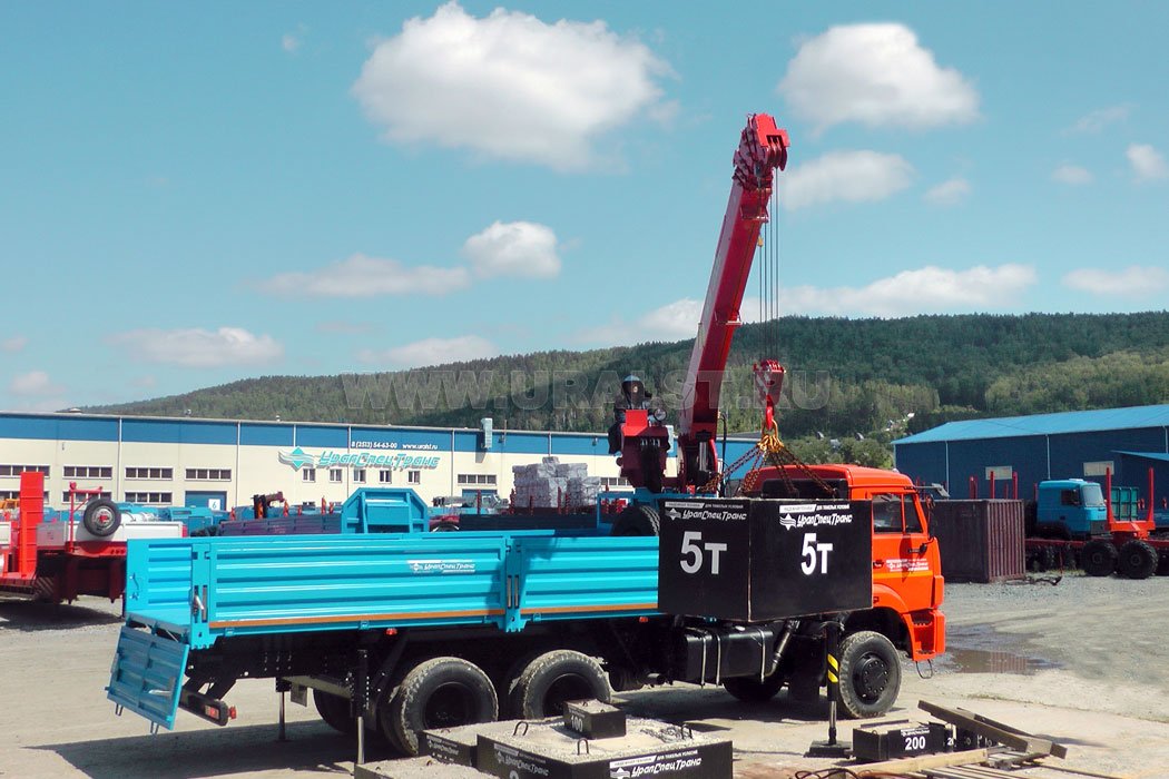 Автомобиль бортовой Камаз с КМУ ИТ-180