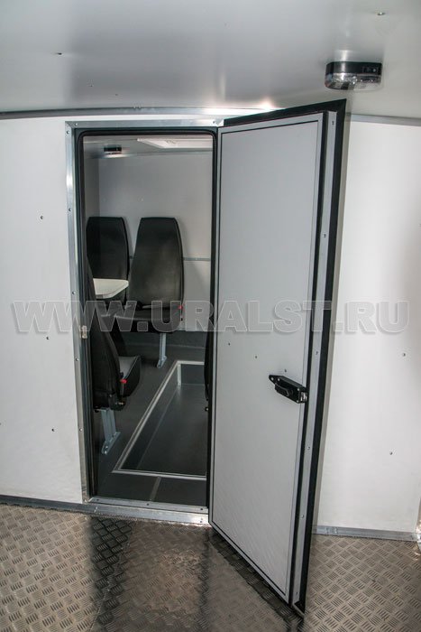 Вход в грузовой отсек из пассажирского отсека