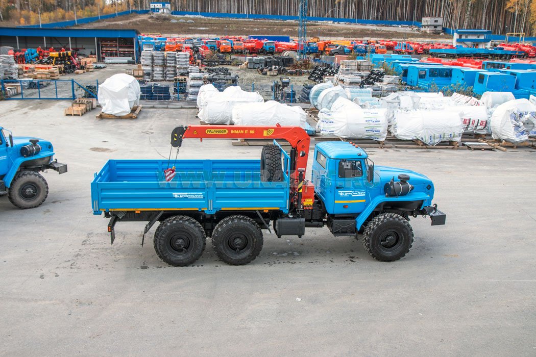 Автомобиль бортовой Урал 5557-60М с краном-манипулятором ИТ-80