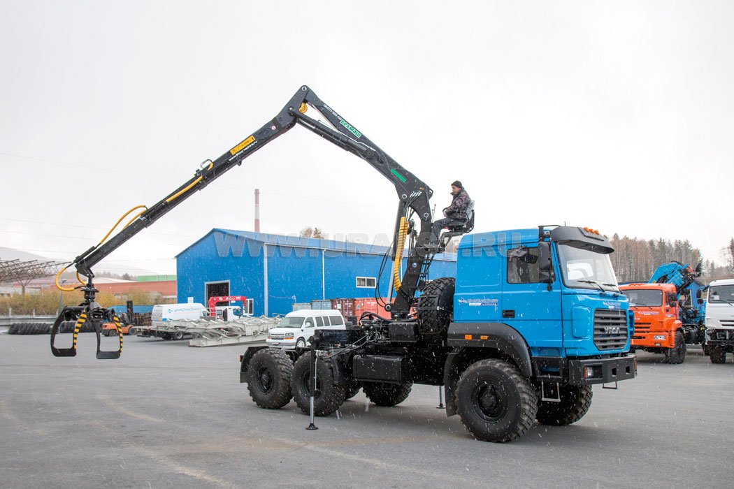 Седельный тягач Урал 44202 с ГМ ОМТЛ-120-02 УСТ-5453