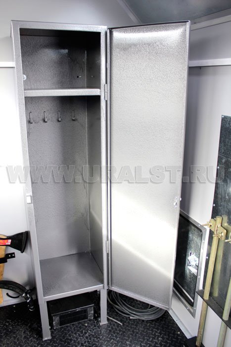 Металлический шкаф для одежды