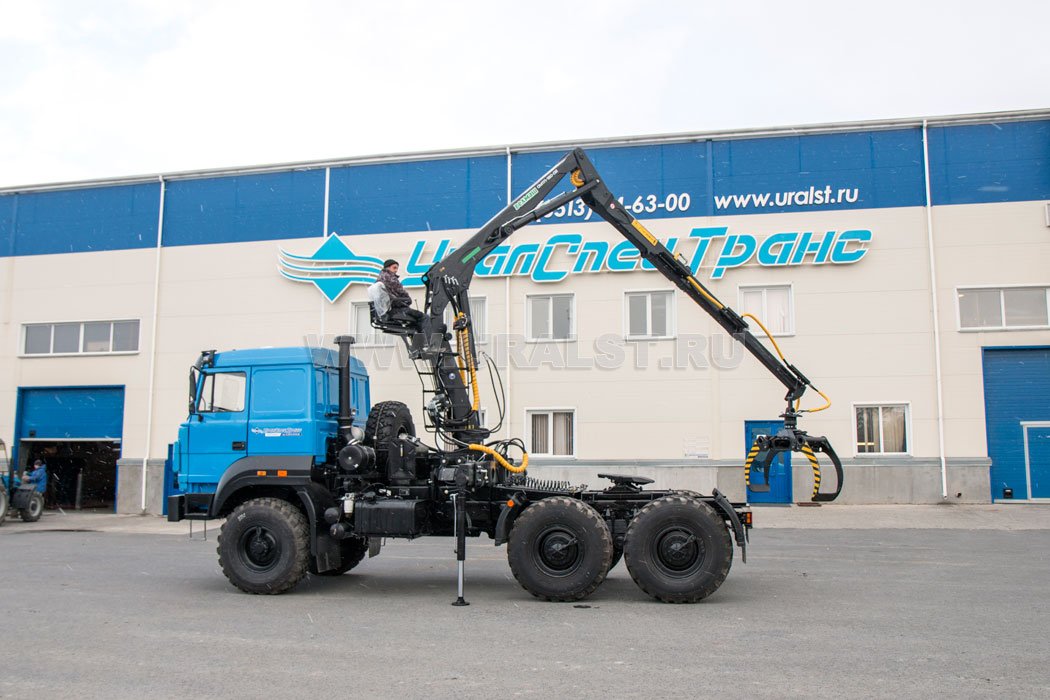 Седельный тягач Урал 44202 с ГМ ОМТЛ-120-02 УСТ-5453