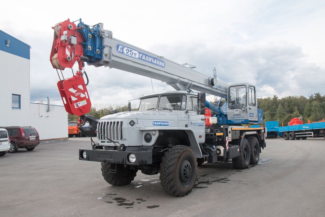 Автокран КС-55713-3В Галичанин на шасси Урал 5557