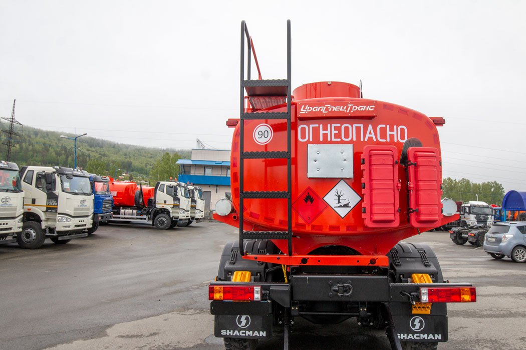 Лестница для подъема на площадку обслуживания цистерны