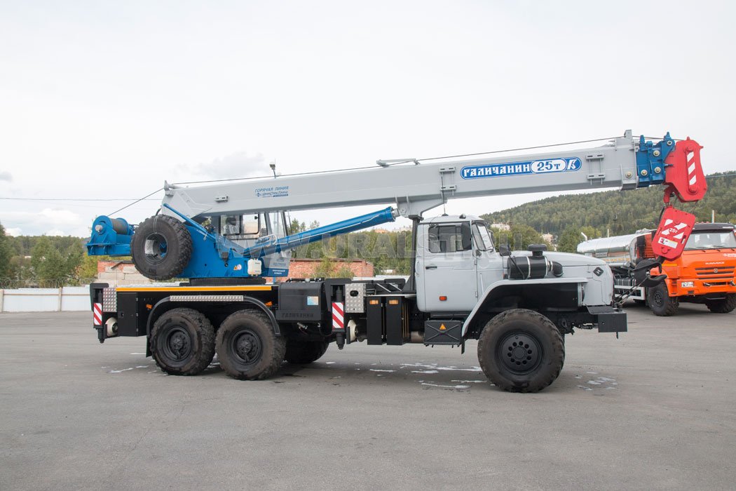Автокран КС-55713-3В Галичанин на шасси Урал 5557