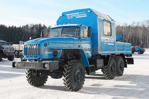 Грузопассажирский автомобиль Урал с манипулятором ИМ-25