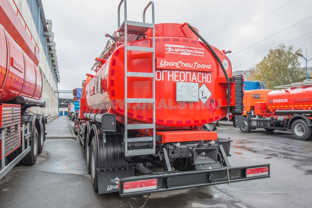 Лестница для подъема на площадку обслуживания цистерны