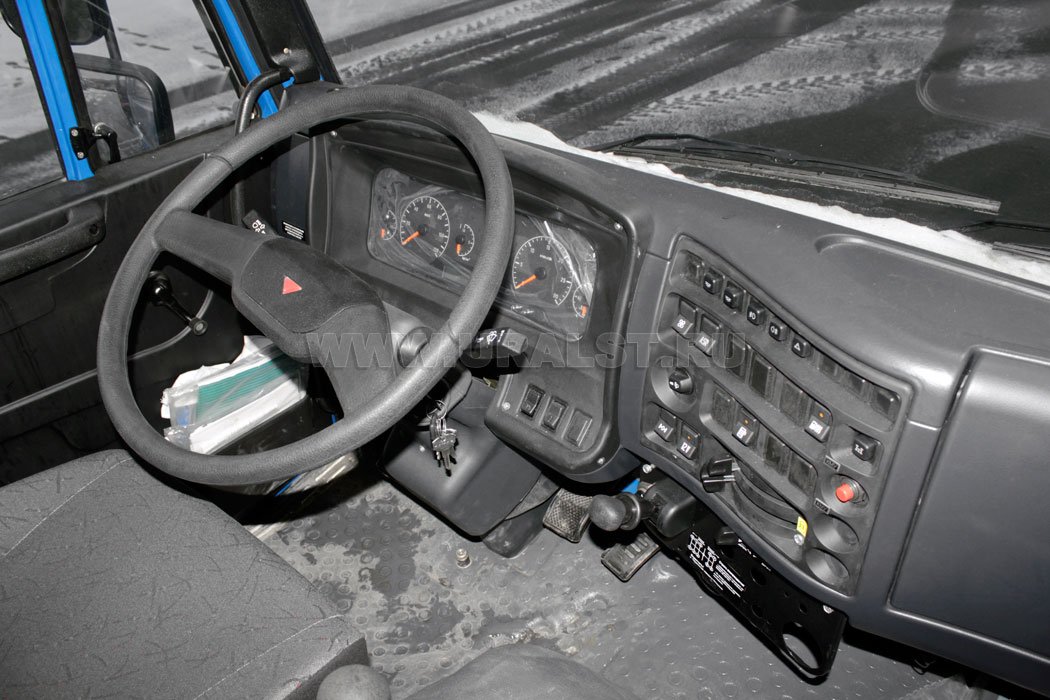 Приборная панель бортового автомобиля Камаз 65117-6010-23