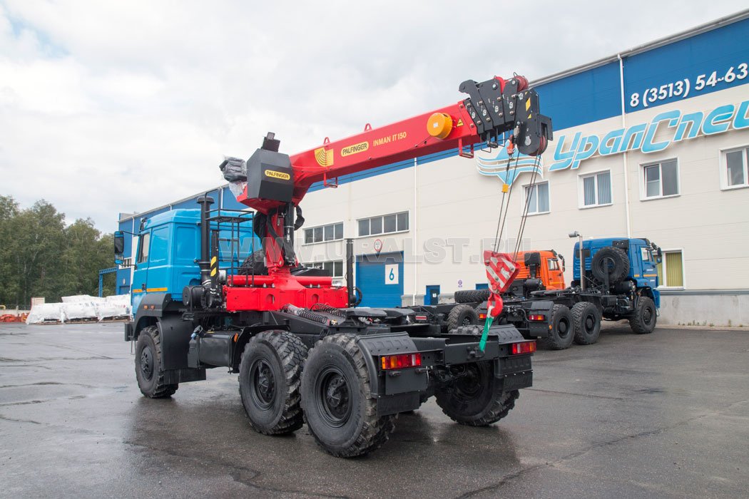 Седельный тягач Урал 5557-80Е5 с краном-манипулятором ИТ-150