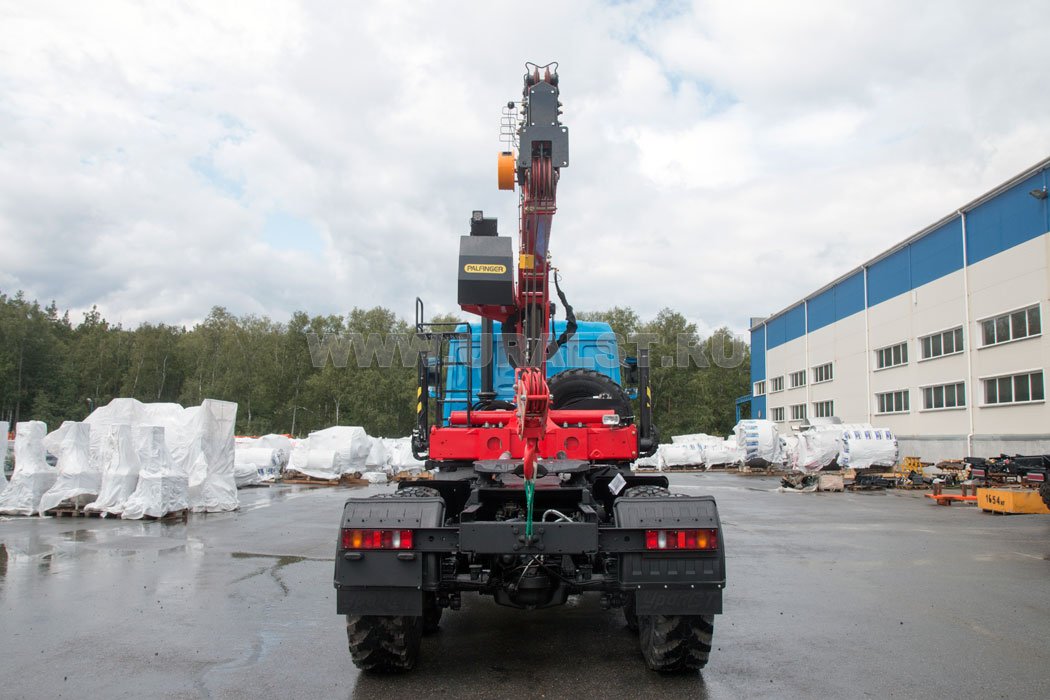 Седельный тягач Урал 5557-80Е5 с краном-манипулятором ИТ-150